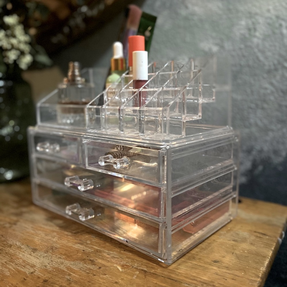 Clear makeup/jewelry holder and organizer